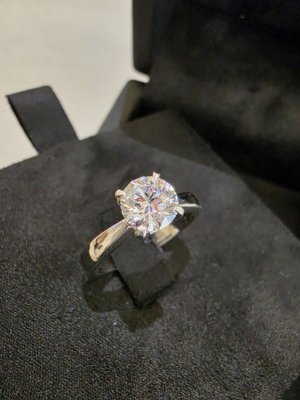 Кольцо из платины с бриллиантом 1,04ct